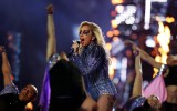 Lady Gaga stoppa concerto per aiutare fan
